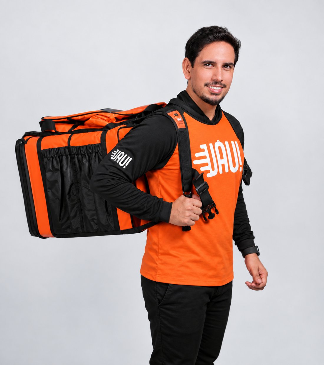 Jansen Rodrigues, fundador do Uau! Delivery, de uniforme laranja e com a bag térmica da marca nas costas